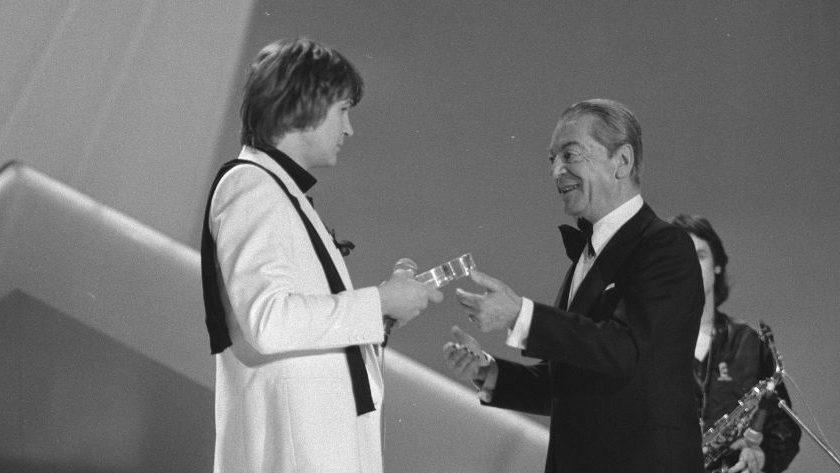 Ο Marcel Bezençon συγχαίρει τον Johnny Logan μετά τη νίκη του στον διαγωνισμό τραγουδιού της Eurovision το 1980